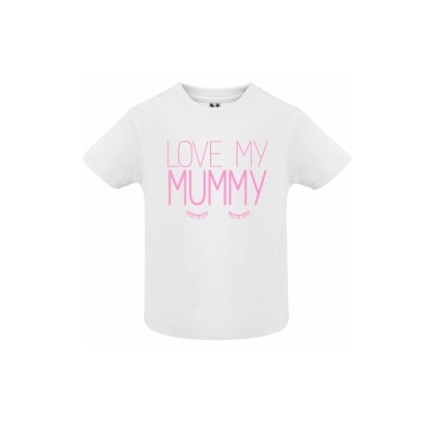 camiseta branca com texto rosa LOVE MY MUMMY e desenho de pestanas