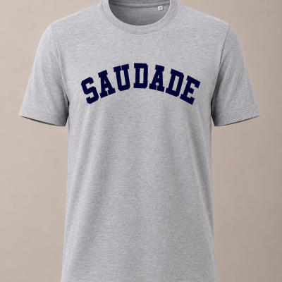 T-shirt cinza clara com a palavra SAUDADE em letras azuis