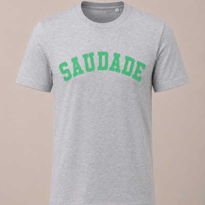 T-shirt cinzenta com texto verde SAUDADE