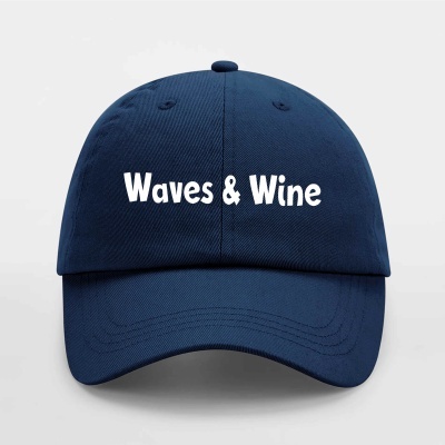 Bone azul escuro com texto Waves & Wine branco