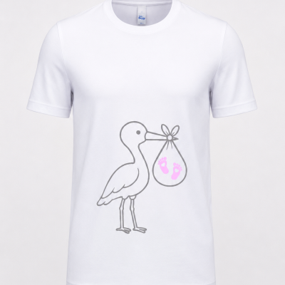 T-shirt branca com estampa de cegonha e pegadas cor-de-rosa