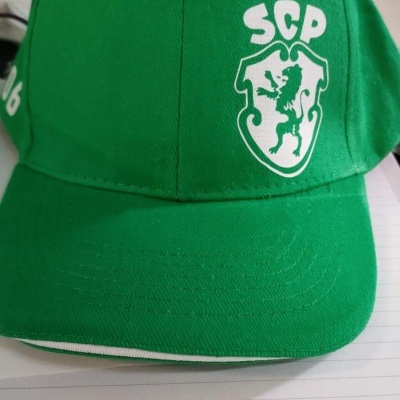 Boné verde com logótipo SCP branco e escudo com leão em tecido