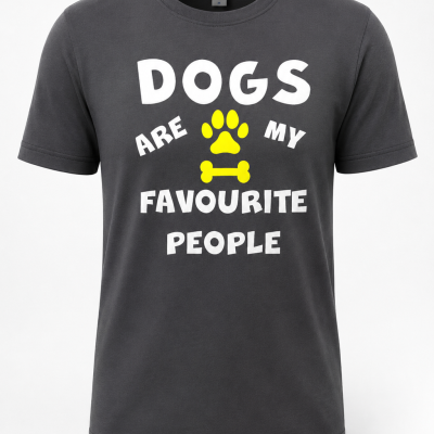 T-shirt cinzenta com texto e imagens em branco e amarelo
