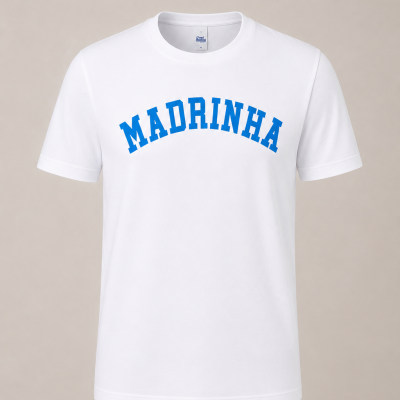T-shirt branca com texto azul MADRINHA