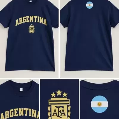 T-shirt azul escura com texto ARGENTINA e brasão AFA na frente e bandeira da Argentina nas costas