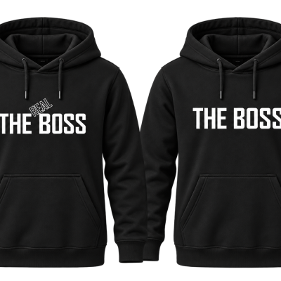 Duas sweatshirts pretas com capuz e bolso canguru com texto branco THE REAL BOSS e THE BOSS