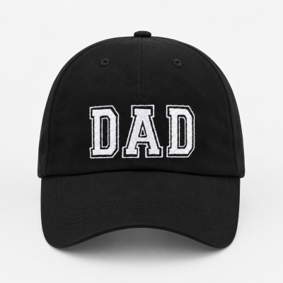Boné preto com bordado branco a dizer DAD