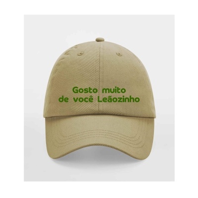 Boné bege com texto verde Gosto muito de você Leãozinho frontal
