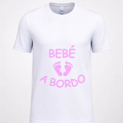 T-shirt branca com texto rosa e pegadas de bebé