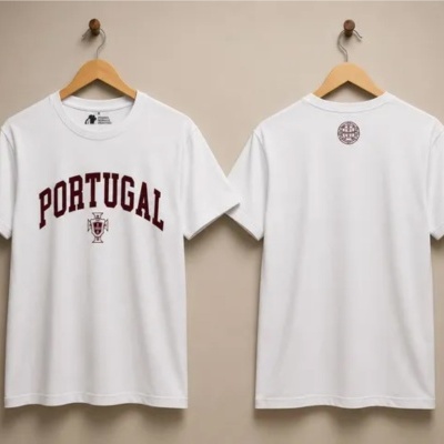 T-shirt branca com a palavra PORTUGAL e brasão à frente e símbolo circular nas costas