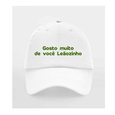 Boné branco com texto verde Gosto muito de você Leãozinho