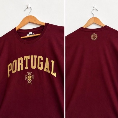T-shirt bordeaux com impressão dourada Portugal e símbolo, vista frontal e costas