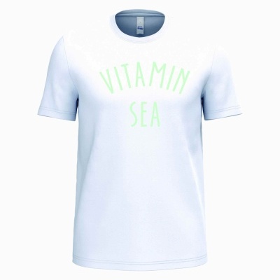 T-shirt branca com texto verde claro VITAMIN SEA na frente