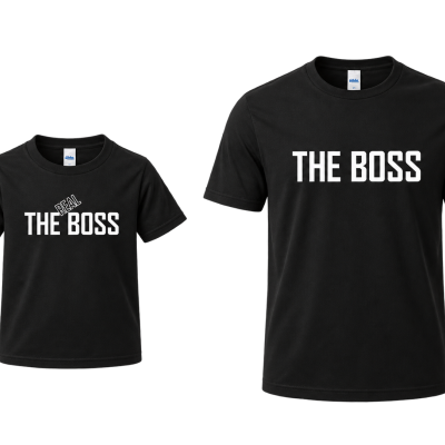 Duas t-shirts pretas com textos brancos, uma pequena com REAL THE BOSS e outra maior com THE BOSS.