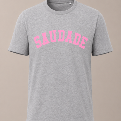 T-shirt cinzenta com a palavra SAUDADE em cor-de-rosa estampada