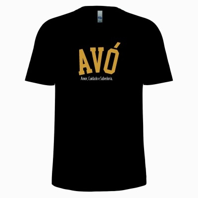 T-shirt preta com texto AVÓ e frase em português na frente