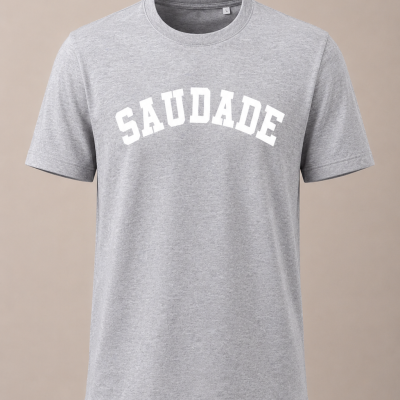 T-shirt cinzenta com a palavra SAUDADE em branco