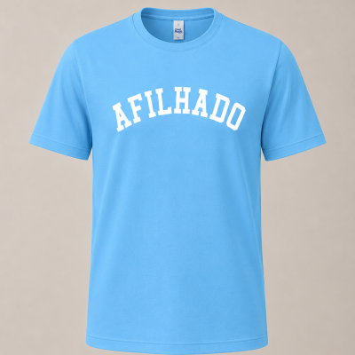 T-shirt azul clara com texto branco AFILHADO no peito