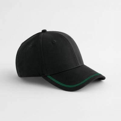 Boné preto com linhas verdes na aba sobre fundo branco