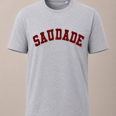 T-shirt cinzenta com palavra SAUDADE em letras vermelhas