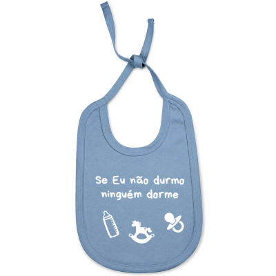 Babete azul com texto e desenhos brancos.