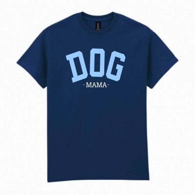 T-shirt azul escura com texto DOG MAMA estampado