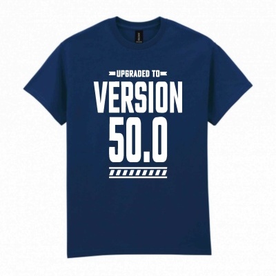 T-shirt azul escura com texto branco UPGRADED TO VERSION 50.0