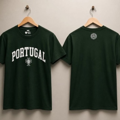 T-shirt verde escura com texto Portugal e brasão em branco, vista frontal e traseira