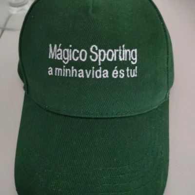 Boné verde com texto bordado branco Mágico Sporting a minha vida és tu