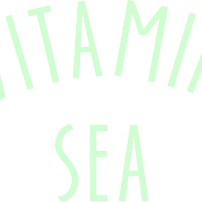 T-SHIRT&#x20;VITAMIN&#x20;SEA&#x20;BRANCA&#x20;E&#x20;VERDE&#x20;AGUA