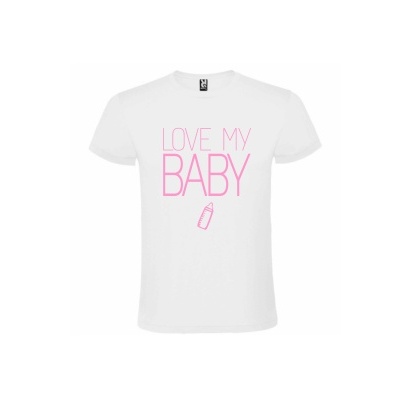 T-shirt branca com texto cor-de-rosa e ilustração de mamadeira