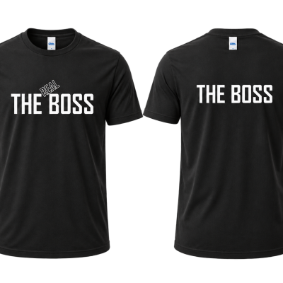 T-shirt preta com texto branco THE REAL BOSS na frente e THE BOSS nas costas.