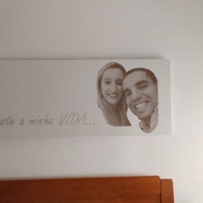 Quadro branco com imagem e texto Modeste a minha VIDA... sobre cabeceira de madeira