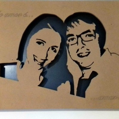 Retrato recortado em madeira com textos sobre amor