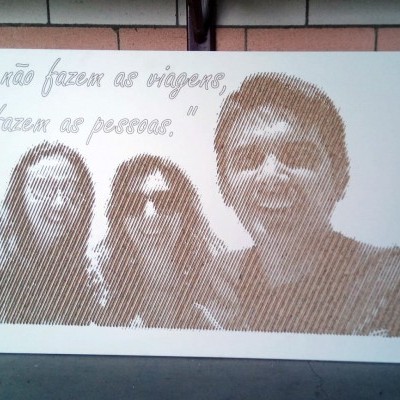 Painel branco com imagem pixelizada de três pessoas e frase manuscrita em castanho.