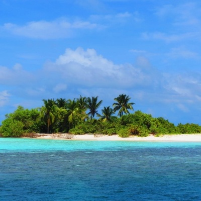 Pequena ilha tropical com areia branca e palmeiras