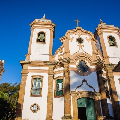 Fachada de igreja histórica com torres e céu azul