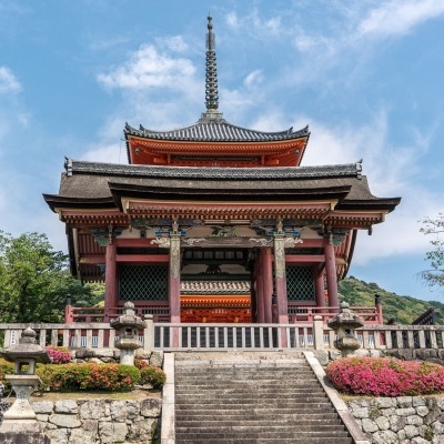 Templo japonês tradicional com escadaria e jardas