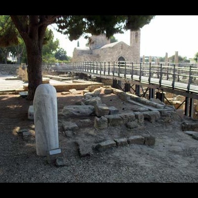 Ruínas arqueológicas com marco e ponte metálica