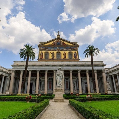 Fachada da Basílica de São Paulo Fora das Muralhas com colunas e jardim