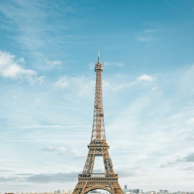 Torre Eiffel em Paris com céu azul e árvores amarelas