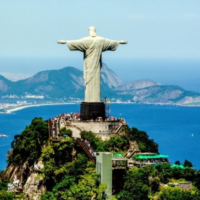 Estátua do Cristo Redentor no topo do morro com vista para o mar