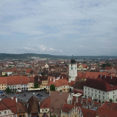 Vista panorâmica de uma cidade com edifícios históricos e torre com relógio