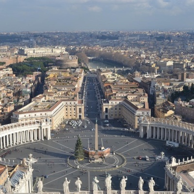 Praça de São Pedro no Vaticano vista aérea com colunata e obelisco