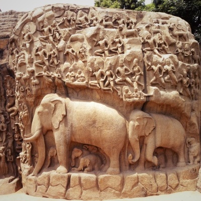 Escultura em pedra com elefantes e figuras humanas em relevo