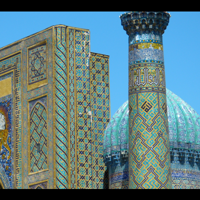 Minarete e cúpula decorados com azulejos em tons de azul, amarelo e verde
