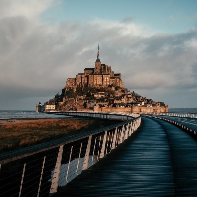 Mont Saint-Michel com estrada de madeira curva