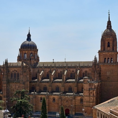 Catedral histórica em pedra com duas torres e cúpula sob céu azul