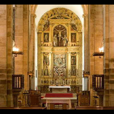 Interior de igreja com altar decorado e pilares altos