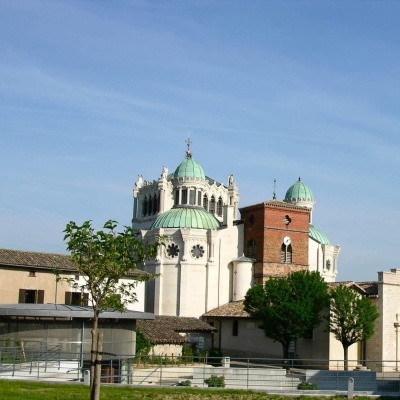 Edifício histórico com cúpulas verdes e paredes brancas